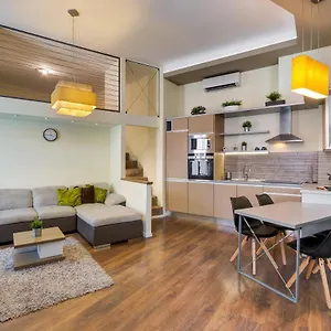 Apartment Spacious & Stylish In Downtown, Budapest